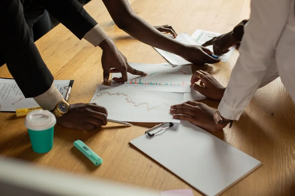 Vue rapprochée d'un appareil photo posé sur du papier brun avec le texte Social Media Marketing, mettant en avant des thèmes liés au marketing digital.